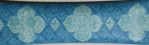 bordure-adhesive-avec-fleurs-sur-fond-bleu-174730-ff6a7649 BORDURE ADHÉSIVE AVEC FLEURS SUR FOND BLEU 174730