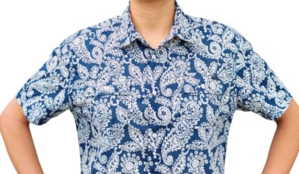 CHEMISE D'ÉTÉ BLEU AVEC DESIGN EN BLANC À MANCHES COURTES TAILLE L PAR LEE COOPER