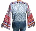Camicetta a maniche a campana con scollo a V e stampa floreale boho.