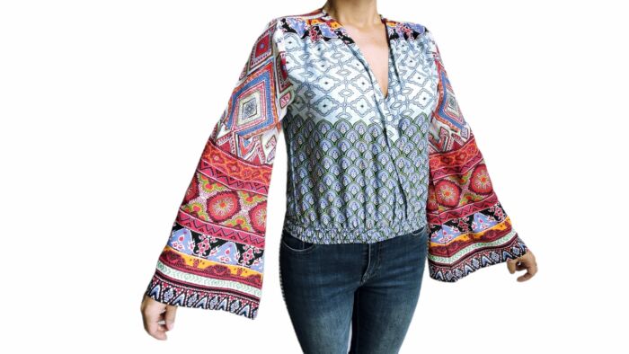product-20229-0-51539c6e-700 Camicetta a maniche a campana con scollo a V e stampa floreale boho.