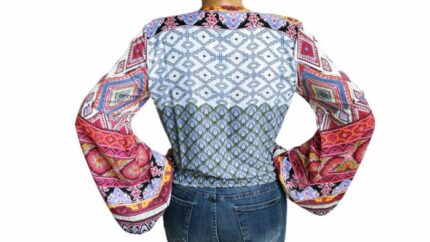 Camicetta a maniche a campana con scollo a V e stampa floreale boho.