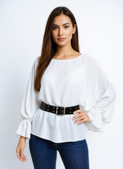 camicia bianca ampia con maniche a campana e una cintura nera