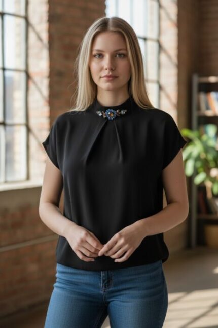 Blusa nera con un ornamento gioiello sul colletto By JAIME