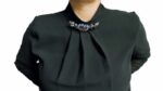 Blusa nera con un ornamento gioiello sul colletto By JAIME
