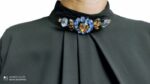 Blusa nera con un ornamento gioiello sul colletto By JAIME