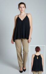 un top nero svasato con scollo a V e spalline sottili