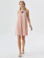Robe rose poudré de style empire à col halter.