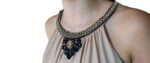 Robe rose poudré de style empire à col halter.