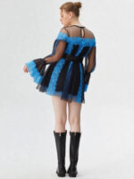 Robe courte bicolore noire et bleue en tulle et dentelle