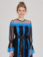 Robe courte bicolore noire et bleue en tulle et dentelle