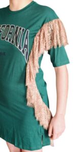 abito t-shirt verde con pizzo laterale e la stampa "CALIFORNIA" by j'aime