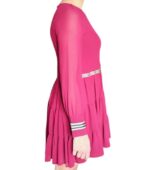 L'abito magenta a balze con maniche lunghe trasparenti e cintura
