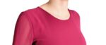 L'abito magenta a balze con maniche lunghe trasparenti e cintura