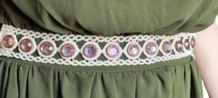 abito midi verde asimmetrico stile halter con un cinturino in vita