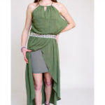 abito midi verde asimmetrico stile halter con un cinturino in vita