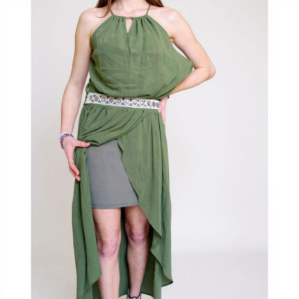 abito midi verde asimmetrico stile halter con un cinturino in vita