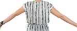 abito chemisier (o vestito a camicia) con una fantasia a righe verticali bianche e nere e una cintura annodabile in vita