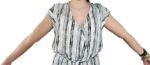 abito chemisier (o vestito a camicia) con una fantasia a righe verticali bianche e nere e una cintura annodabile in vita