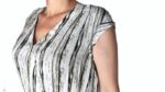abito chemisier (o vestito a camicia) con una fantasia a righe verticali bianche e nere e una cintura annodabile in vita
