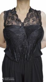 tuta intera (jumpsuit) nera elegante con un corpetto in pizzo senza maniche e pantaloni a gamba larga