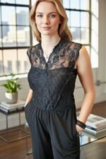 tuta intera (jumpsuit) nera elegante con un corpetto in pizzo senza maniche e pantaloni a gamba larga