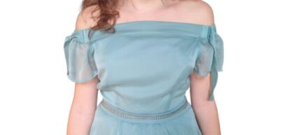 abito corto color azzurro/verde acqua, con spalle scoperte e una cintura decorativa in vita