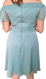 abito corto color azzurro/verde acqua, con spalle scoperte e una cintura decorativa in vita
