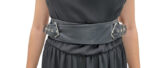 abito lungo nero con scollo all'americana e una cintura larga in similpelle abbinata