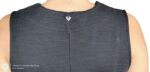 tubino senza maniche nero o grigio scuro con una distintiva texture a costine e uno scollo a V by originale marines
