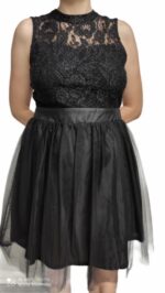 abito nero elegante senza maniche, caratterizzato da un corpetto in pizzo con scollo alto e una gonna a balze in tulle