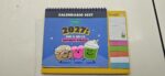 Vista della griglia mensile e dei blocchetti adesivi del calendario Mr. Wonderful 2027
