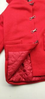 Cappotto Elegante da Bambina con Cappuccio e Chiusura a Ganci - Rosso (8-10 Anni / Usato Ottimo Stato) – Bild 3