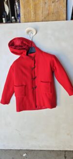 Cappotto Elegante da Bambina con Cappuccio e Chiusura a Ganci - Rosso (8-10 Anni / Usato Ottimo Stato) – Bild 2