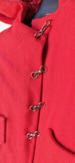 Cappotto Elegante da Bambina con Cappuccio e Chiusura a Ganci - Rosso (8-10 Anni / Usato Ottimo Stato) – Bild 6